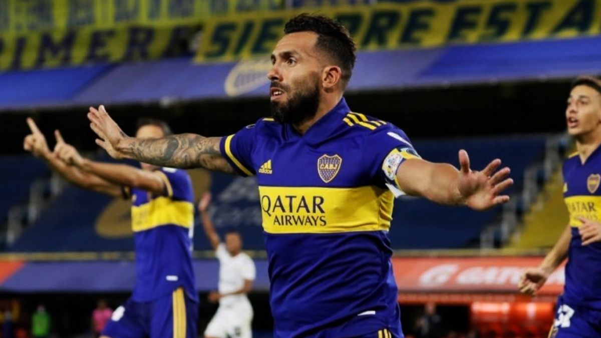 Carlos Tevez y la camiseta de Boca Juniors. ¿Sigue o se despide? (Foto: archivo).