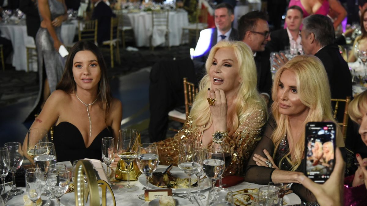 Susana Giménez junto a su hija Mercedes y su nieta Lucía en la gala de los Premios Martín Fierro 2022.&nbsp;
