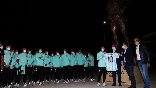 La Selección Argentina, con Messi a la cabeza, formó parte de un emotivo homenaje a Maradona