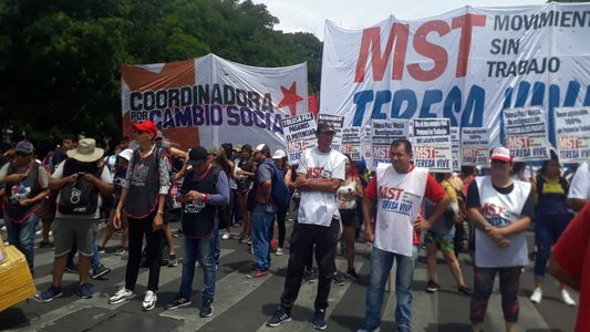 Con un partido de fútbol, piqueteros comenzaron un acampe por tiempo indefinido frente a Desarrollo Social