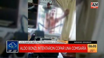 Los jóvenes amenazaron a los policías y finalmente fueron detenidos (Foto: captura de TV).