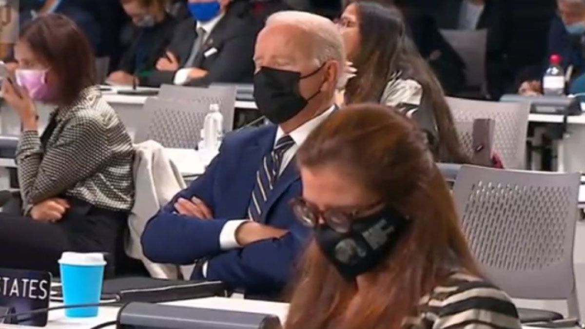 El presidente de los Estados Unidos, Joe Biden, con los ojos cerrados durante la apertura de la COP26 (Foto: COP26)