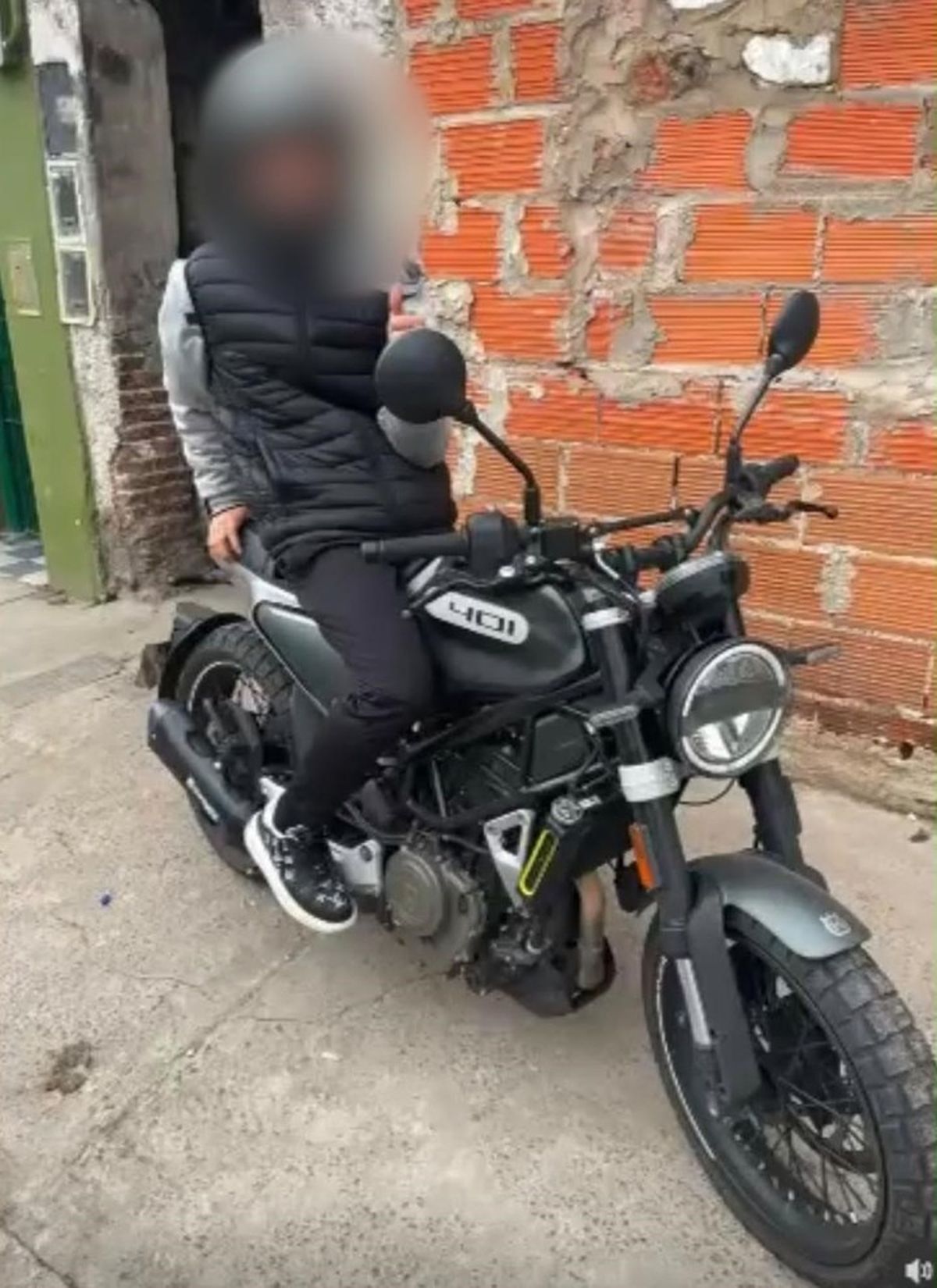 Las c&aacute;maras de seguridad registraron al sospechoso durante los robos de motos ocurridos en Recoleta. (Fotos: redes sociales).
