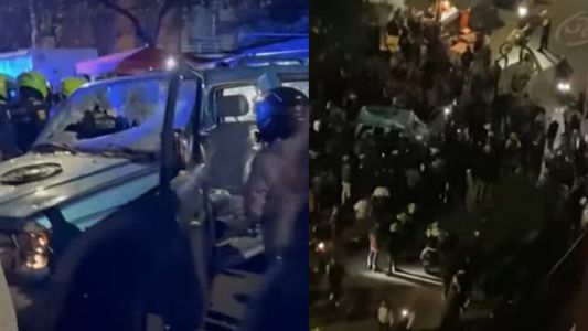 Brutal video: un conductor atropelló a motociclistas, intentó escapar y fue asesinado a golpes