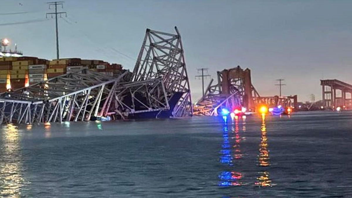 El puente principal de la ciudad de Baltimore colpasó por completo y al caer arrastró a los autos que lo cruzaban en ese momento. (Foto: Captura de TV)