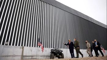 La curiosa y oscura medida de Trump contra los inmigrantes que quieran trepar el muro