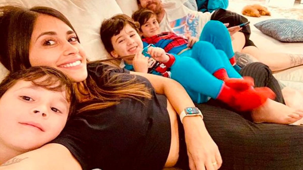 Antonela Roccuzzo: La particular forma de despertar a sus hijos para ir al cole.
