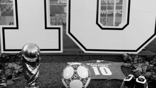 Independiente, con homenaje de Bochini a Maradona incluido, le ganó 1-0 a Defensa y Justicia