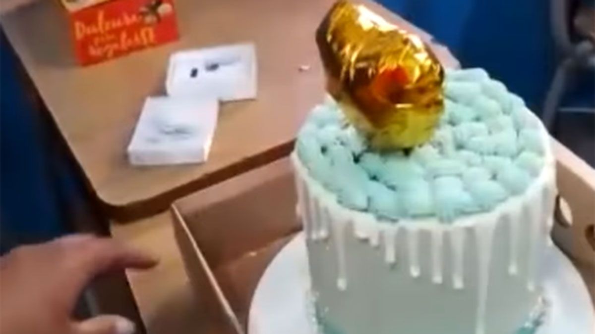 La torta con la que un grupo de padres y alumnos sorprendieron a una docente (Foto: captura de video).