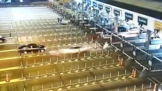 Video: impresionante choque mortal en el peaje de la Autopista Illia