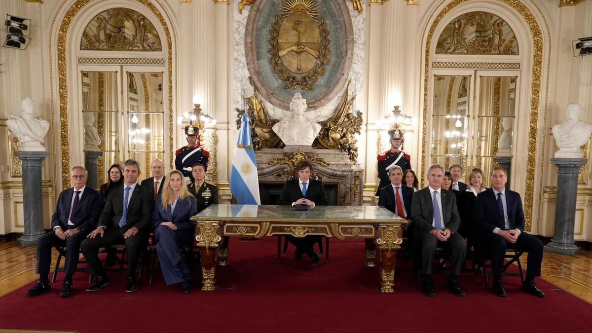 El presidente presentó por cadena nacional un paquete de medidas que buscarán aumentar las penalidades para las empresas que operen en el archipiélago(Foto: Presidencia)