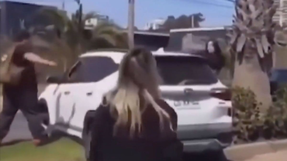 La imagen se viralizó. Un turista argentino en Viña del mar logró evitar que un ladrón huyera luego de arrebatarle sus pertenencias. (Foto: Captura de TV)