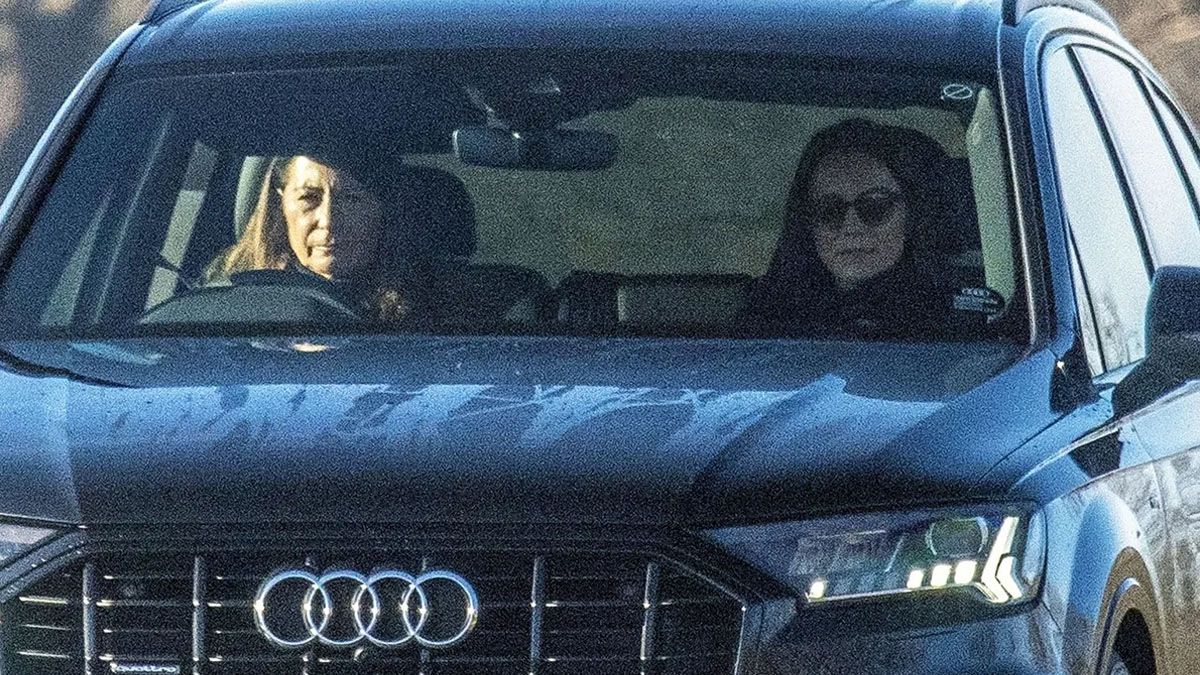 Kate Middleton, rostro serio y anteojos de sol, como acompa&ntilde;ante de su madre Carole (Foto: gentileza TMZ).