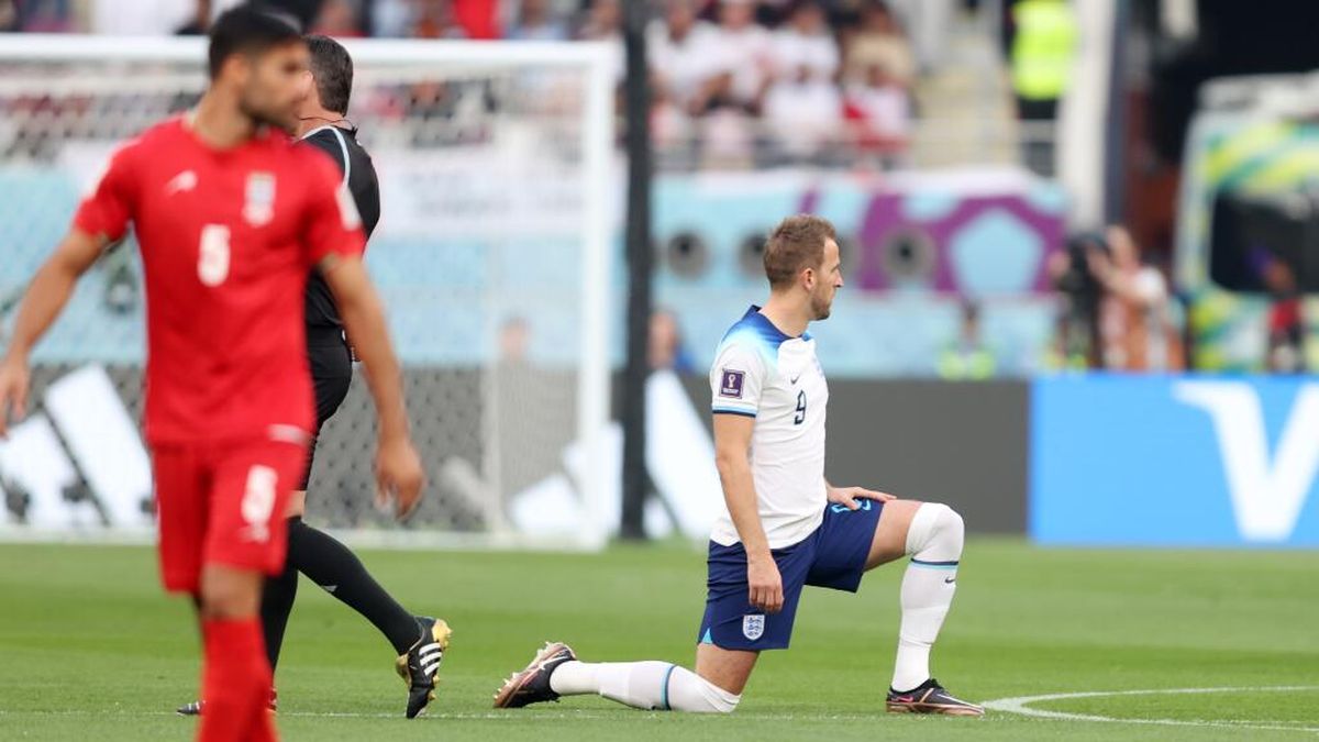 Los jugadores de Inglaterra se arrodillaron al inicio del partido para repudiar el racismo en Qatar