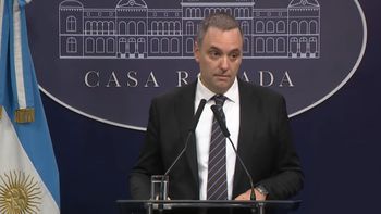 Adorni dio una conferencia junto a Luis Caputo y Monteoliva, pero no respondió preguntas