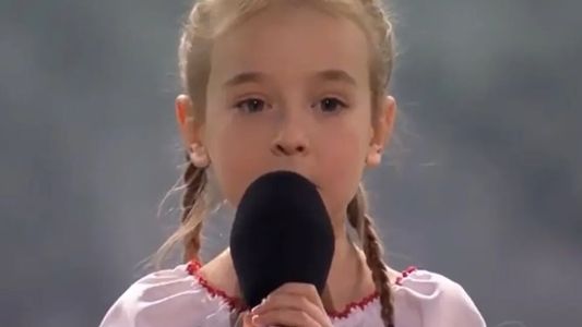La nena que cantó una canción de Frozen en un refugio ucraniano participó de un evento solidario