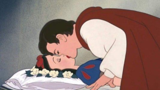 Proponen cancelar Blancanieves por el beso no consensuado del príncipe al final de la película