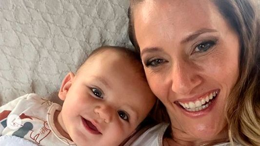 La extraña foto de Mica Viciconte con su hijo Luca en la que aparece una presencia