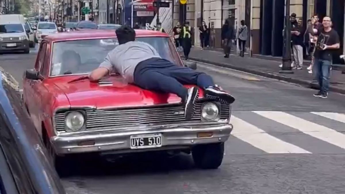 ¡Frená el auto!: discutió con otro conductor