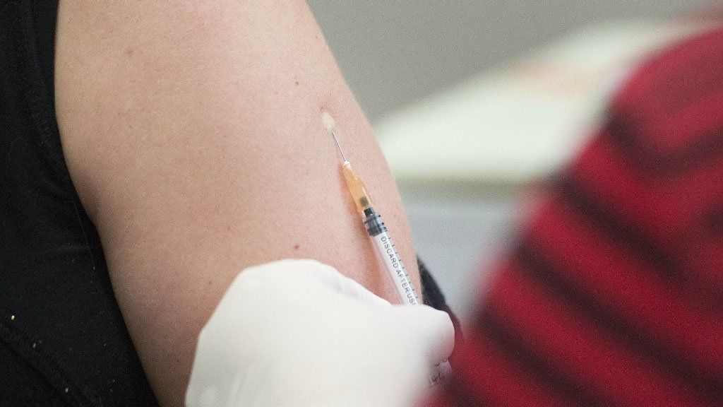 La vacuna de Oxford contra el COVID-19 podría estar lista en septiembre y un laboratorio ya comenzó a producirla