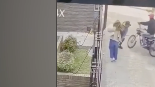 Video: motochorros arrastran a una censista para robarle la cartera en La Plata
