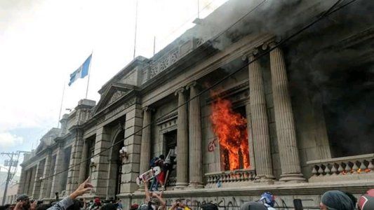 Guatemala: manifestantes ingresaron al Congreso y lo prendieron fuego en medio de una ola de protestas contra el Presidente