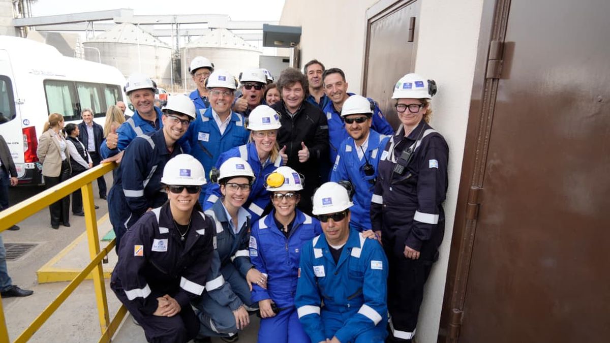 La agenda presidencial comenzó a las 11 con una visita a la planta de Compañía Mega. (Foto: Presidencia)