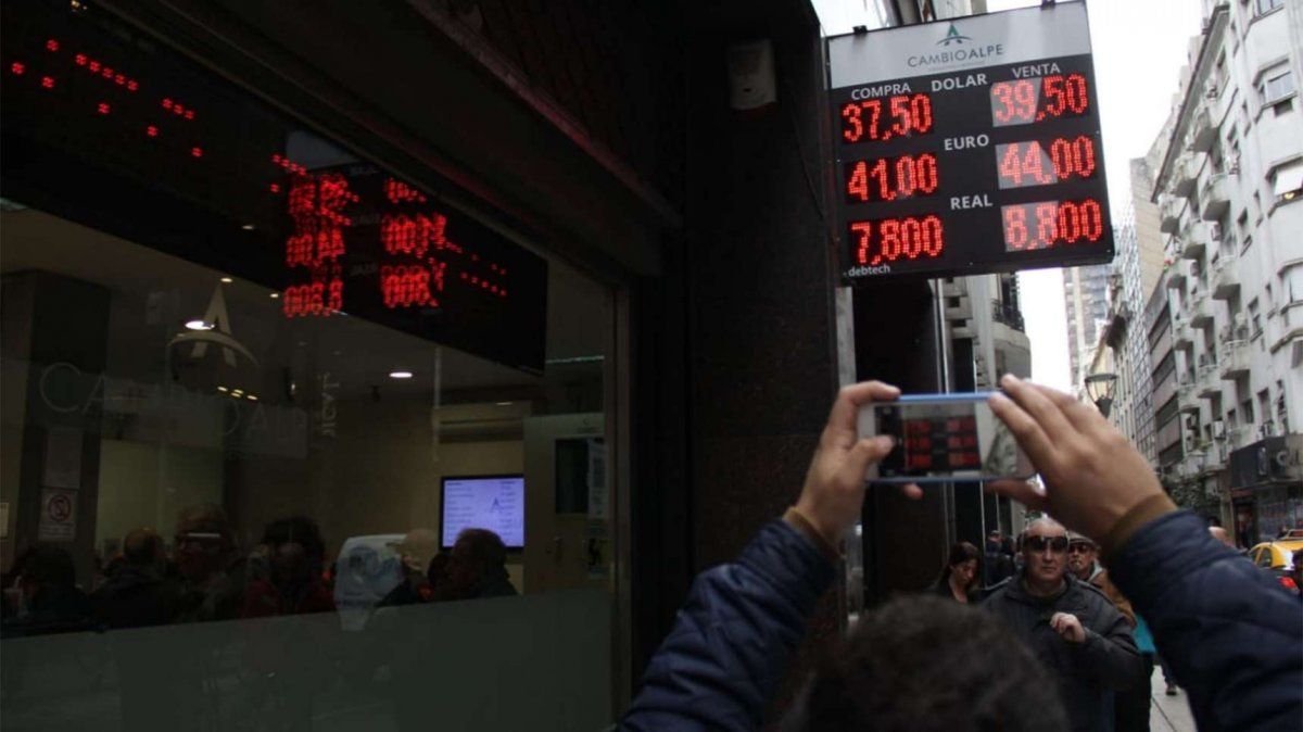 En una jugada de último momento, el Central logró moderar la vertiginosa escalada del dólar, que subió $4 y cerró a $39,77