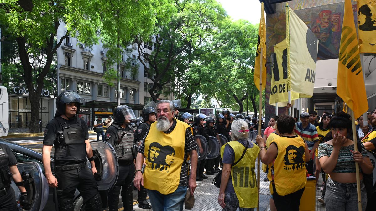 Sin corte de calles y marcha sobre la vereda: así fue la primera protesta piquetera contra Javier Milei. (Télam)