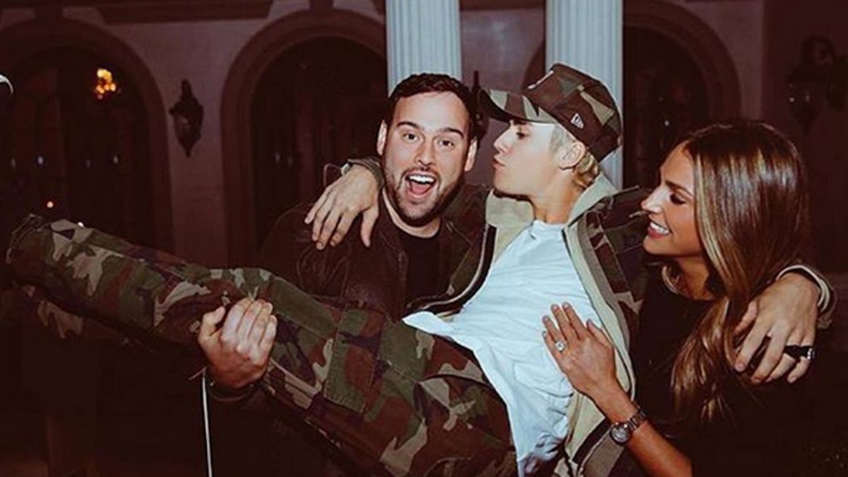 Justin festejó sus 22 añitos rodeado de amigos y bellas mujeres.