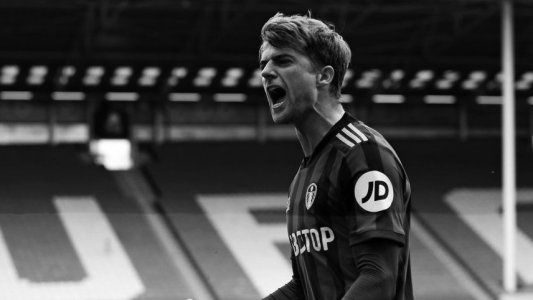 El Leeds de Bielsa ganó sobre la hora y se afirma en los primeros puestos de la Premier League