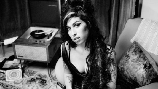 Adele recuerda a Amy Winehouse en el que sería su cumpleaños número 33