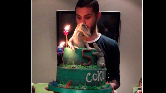 Icardi le llevó una súper torta de dinosaurios al hijo de Wanda y Maxi