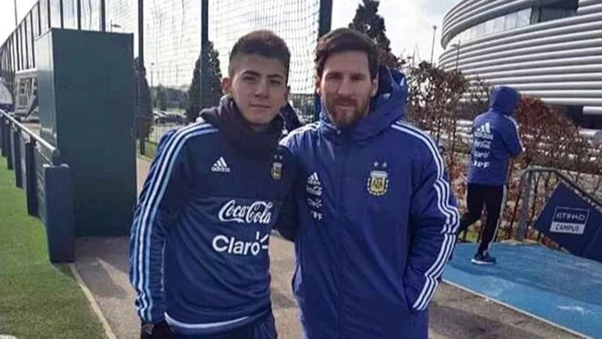 Thiago Almada junto a Lionel Messi, capit&aacute;n de la Selecci&oacute;n Argentina de f&uacute;tbol.&nbsp;