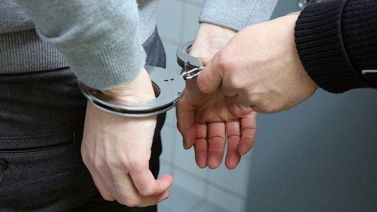 De no creer: Quiso robar un auto estacionado, pero se quedó dormido en el baúl y lo detuvieron