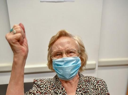 Una mujer de 90 años se convirtió en la vacunada número un millón en el país