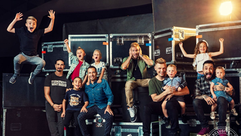 Los Backstreet Boys subieron a sus hijos al escenario y cantaron junto a ellos