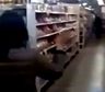 Video: fue a comprar papas fritas a un supermercado chino y lo echaron a los gritos por el precio