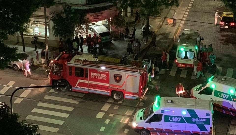 Un auto se incrustó en un confitería en pleno barrio de Caballito