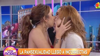 Nai Awada y Agustina Kämpfer, a puro beso: Vamos a enseñarles cómo se hace