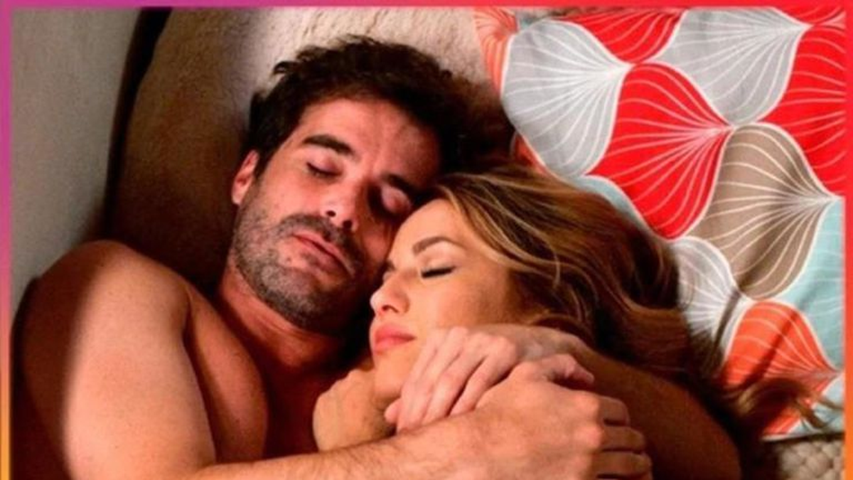 La foto que provocó la indignación de Laurita: Flor Vigna y Nicolás Cabré, en la cama. 