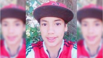 Le pegaron con un adoquín en la cabeza en medio de un partido de fútbol, está en coma