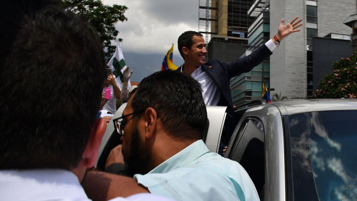 Atacaron el auto de Juan Guaidó cuando salía de la Asamblea Nacional