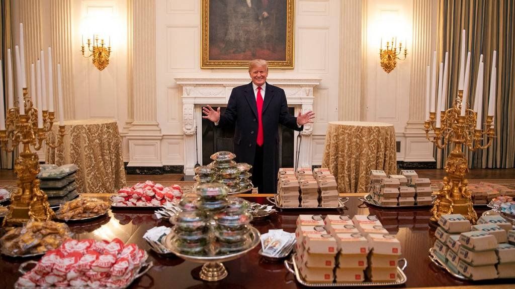 Sin cocinero por falta de presupuesto, Trump sirvió comida rápida en un evento