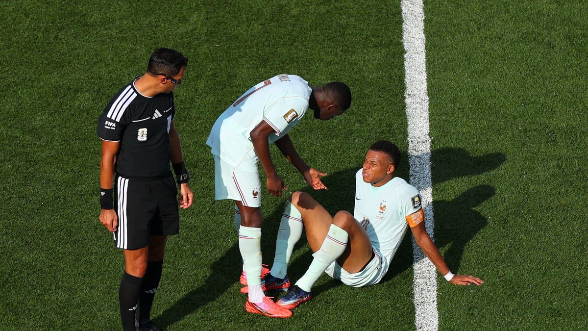 La decisión de abandonar el partido fue tomada por el propio atacante, que optó por no correr riesgos en un momento clave de la competencia. (Foto: Reuters)