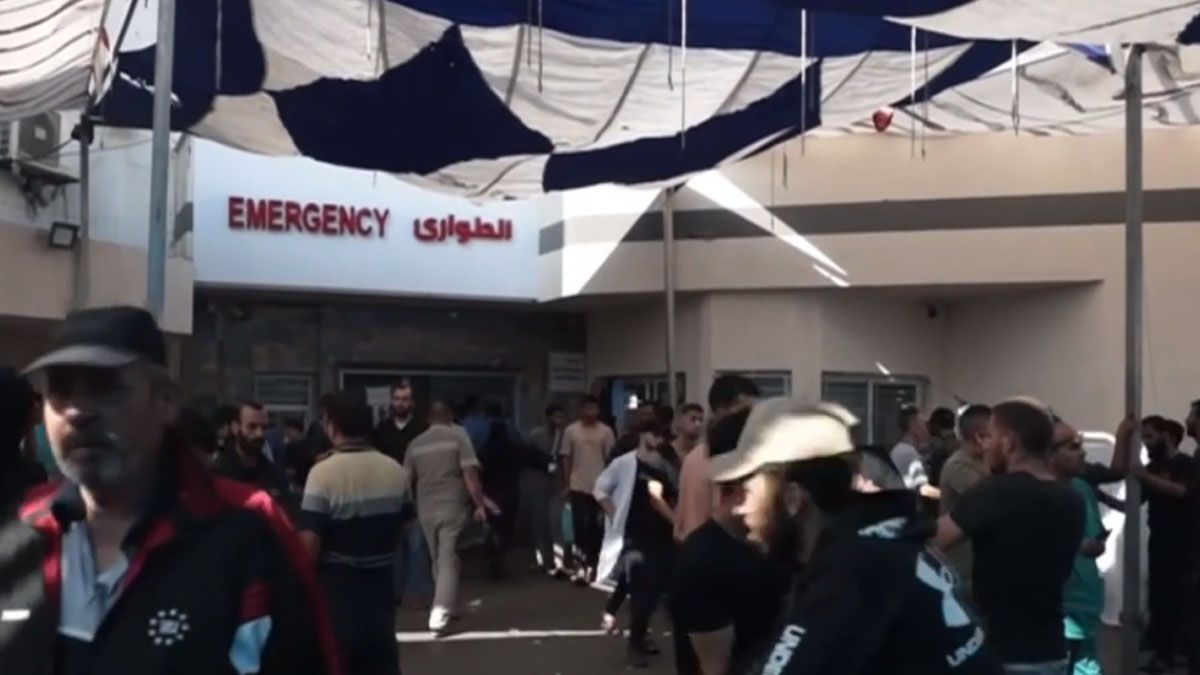 La entrada al hospital de Al Shifa, el m&aacute;s grande de la ciudad de Gaza, en un estado calamitoso por los ataques israel&iacute;es (Foto: captura de TV).