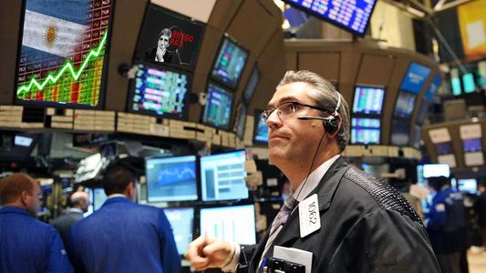 Dólar y bolsas: mientras el riesgo país cruzó los 900 puntos, las acciones argentinas siguen cayendo