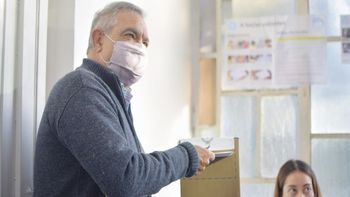 El candidato del campo que superó el primer desafío y competirá en las elecciones de noviembre