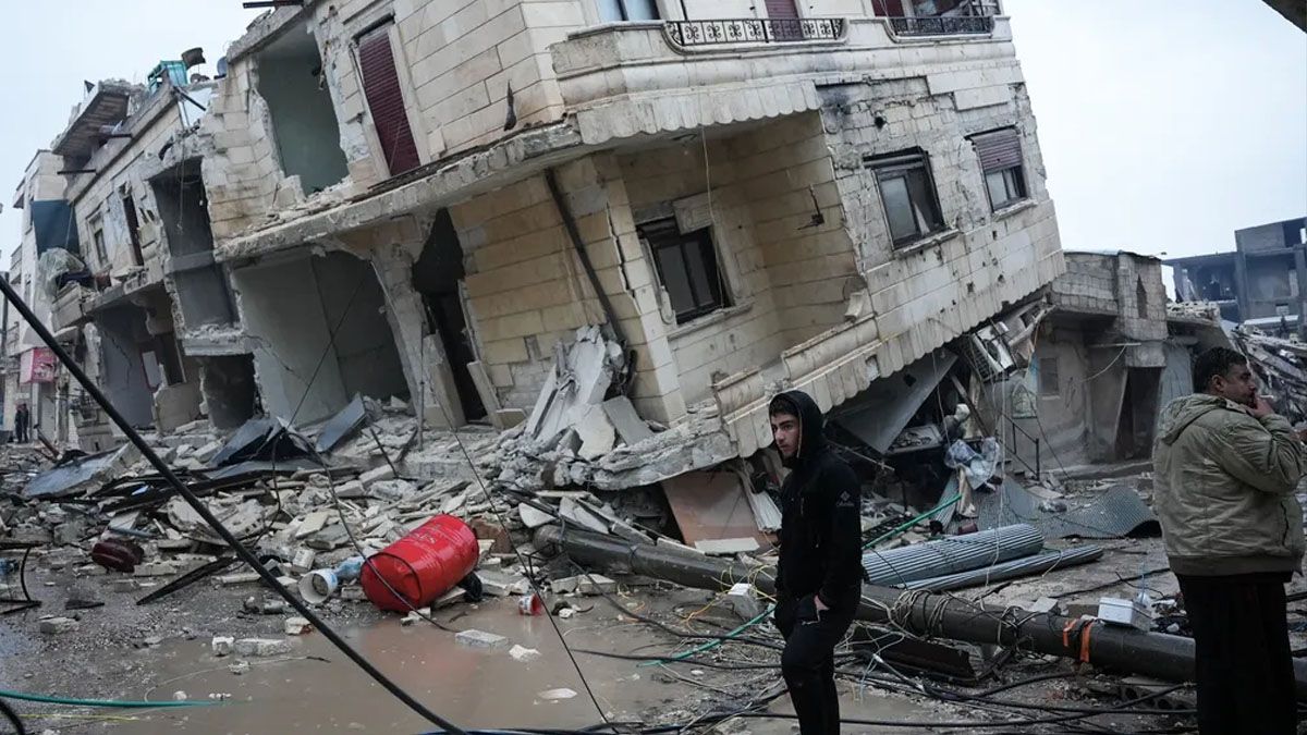 Dos vecinos de Alepo contemplan la destrucción que provocó el terremoto (Foto: Gentileza O Globo)