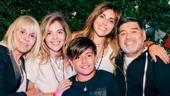 Dalma y Gianinna se tatuaron el pie en homenaje a su papá y comparten el modelo con los maradonianos